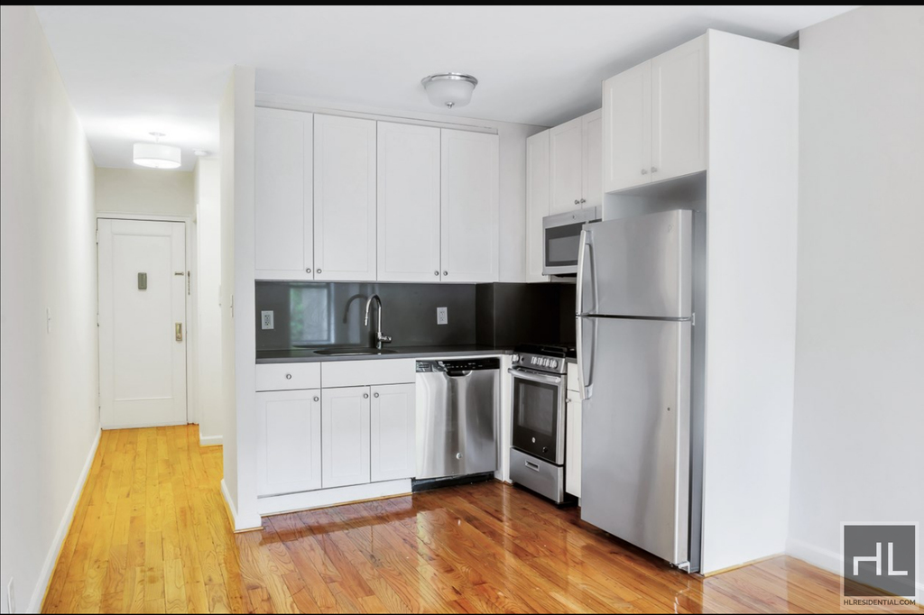 West 49 Street - Photo 1