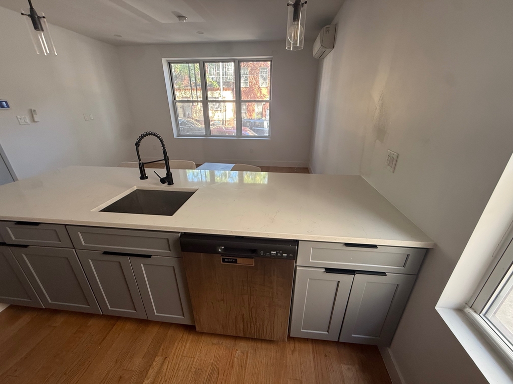 16-52 Norman St - Photo 2
