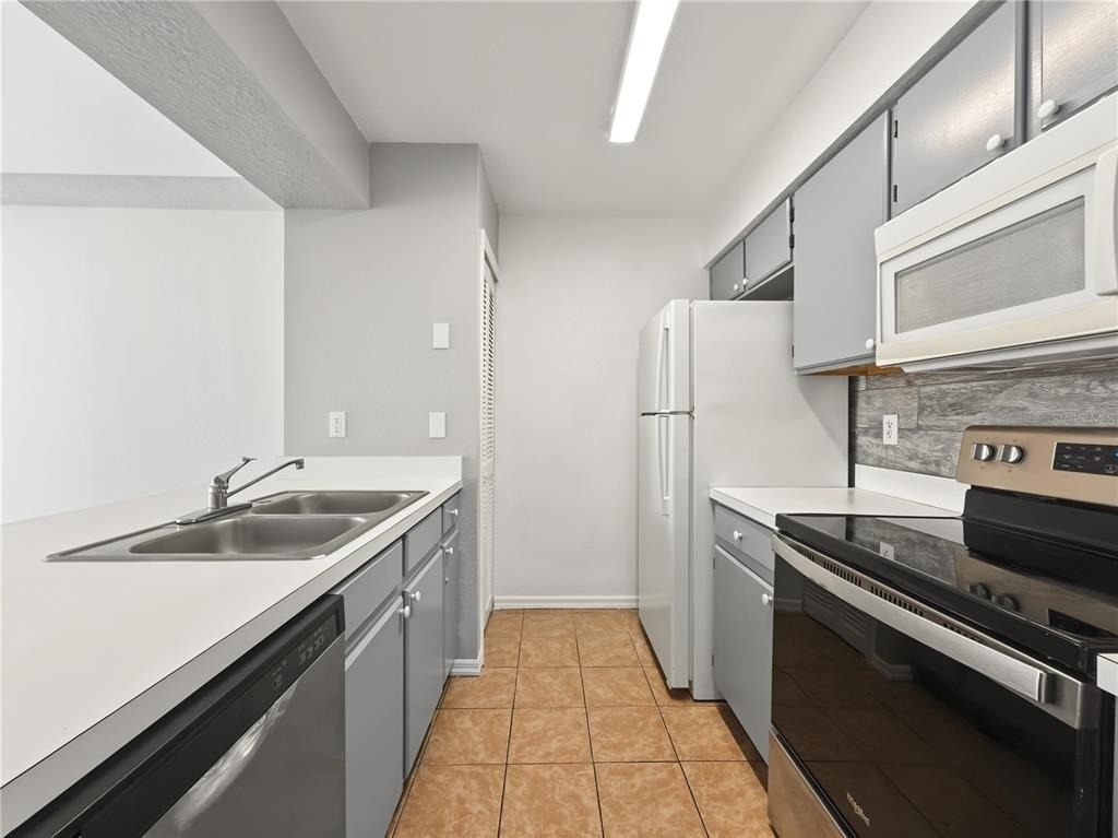 2011 Royal Bay Boulevard - Photo 7