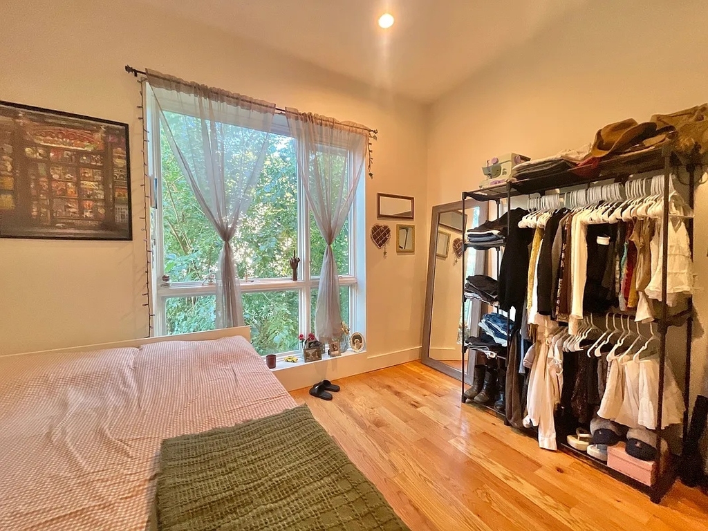 1534 Putnam Avenue - Photo 5
