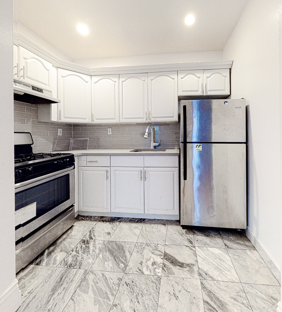 632 Throop Avenue - Photo 3