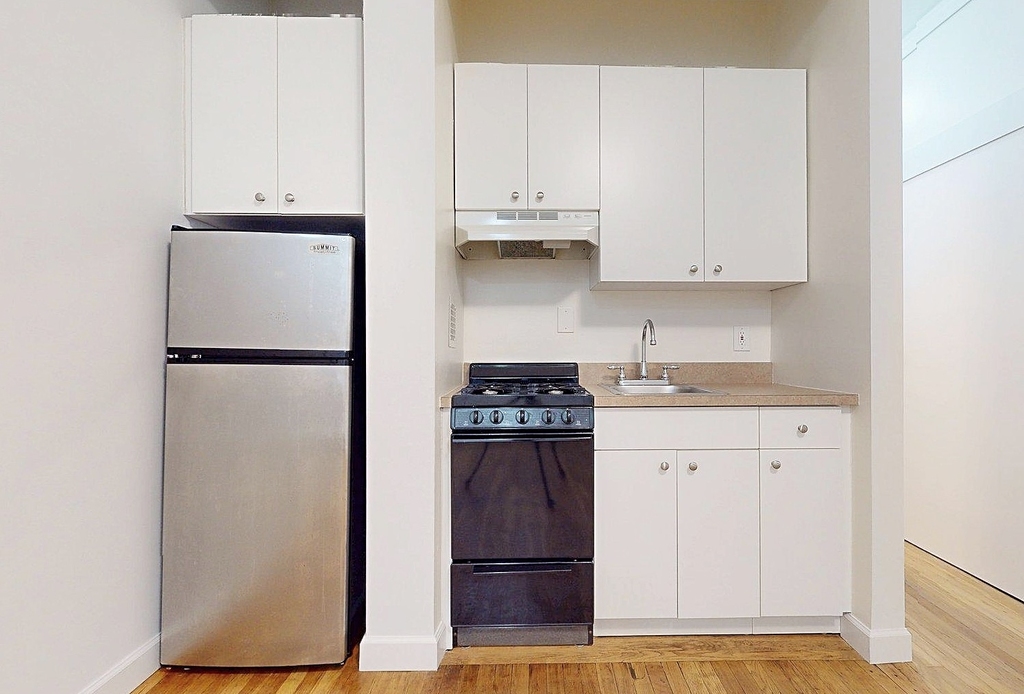 1125 Lexington Avenue - Photo 2