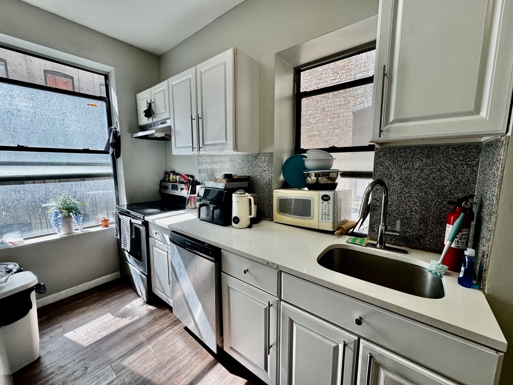422 St Nicholas Avenue - Photo 0