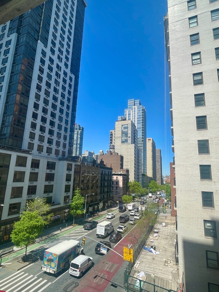 East 89th Street - Photo 9