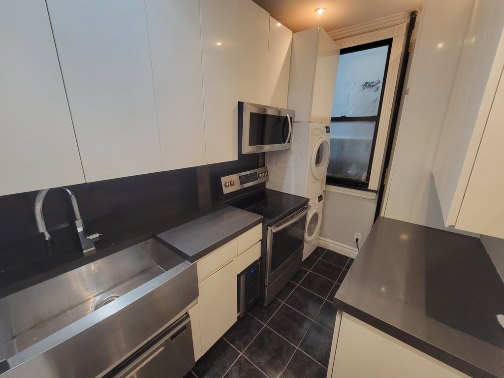 221 East 23rd Street - Photo 6