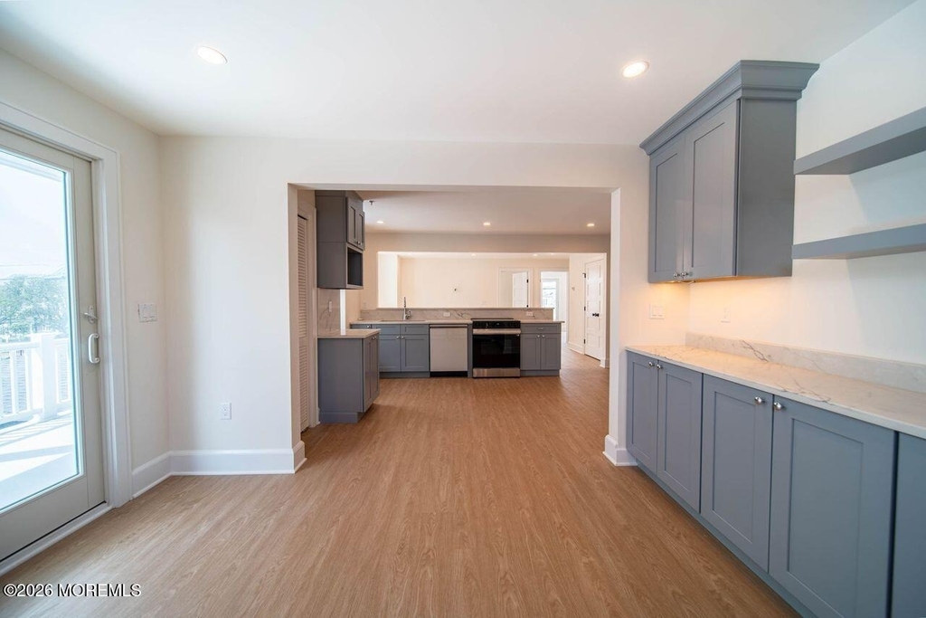 1125 E Ocean Avenue - Photo 3