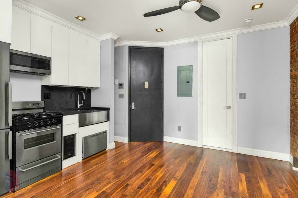 East 116 Street - Photo 4