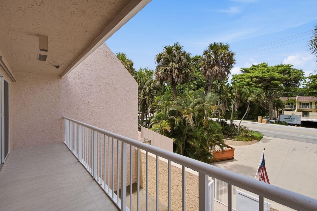 1173 Hillsboro Mile - Photo 40