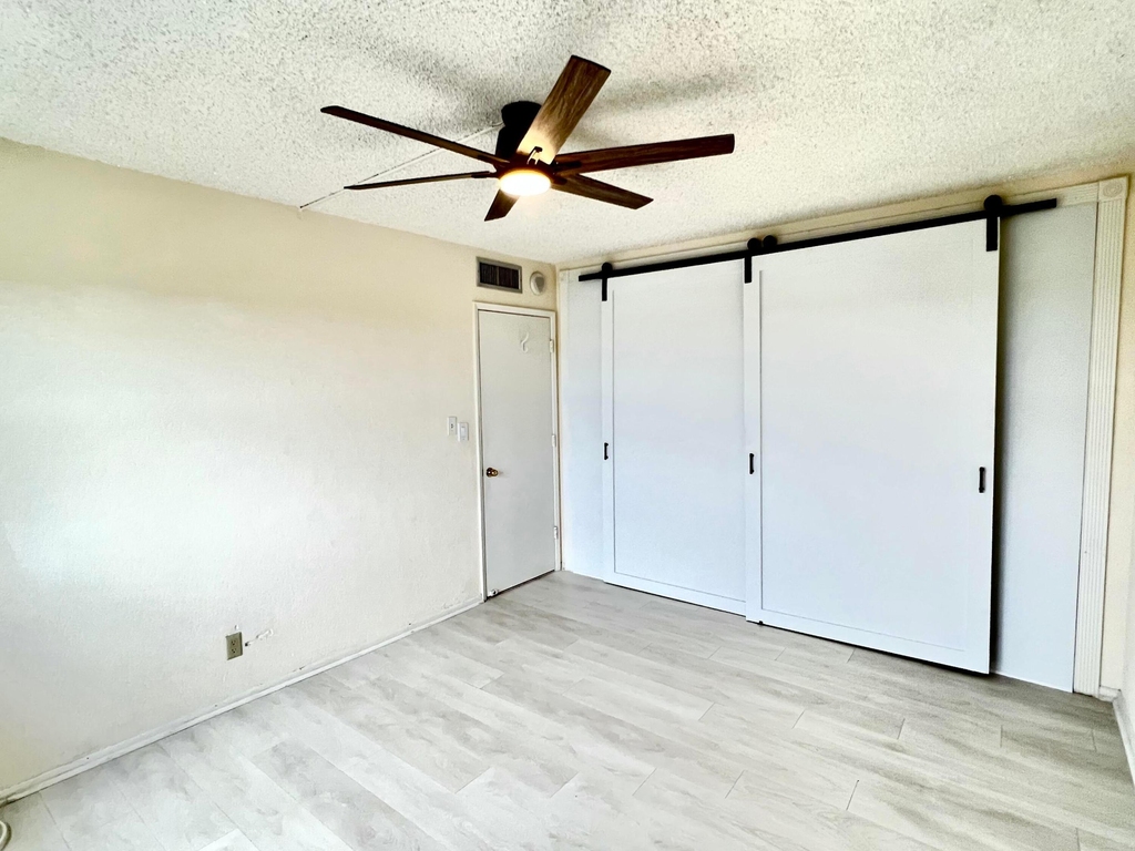 1069 Hillsboro Mile - Photo 7