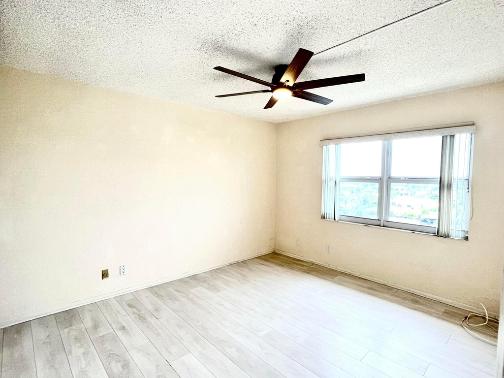 1069 Hillsboro Mile - Photo 10