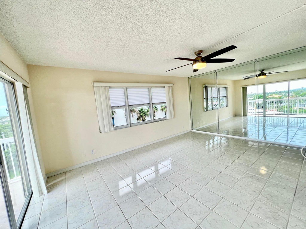 1069 Hillsboro Mile - Photo 5