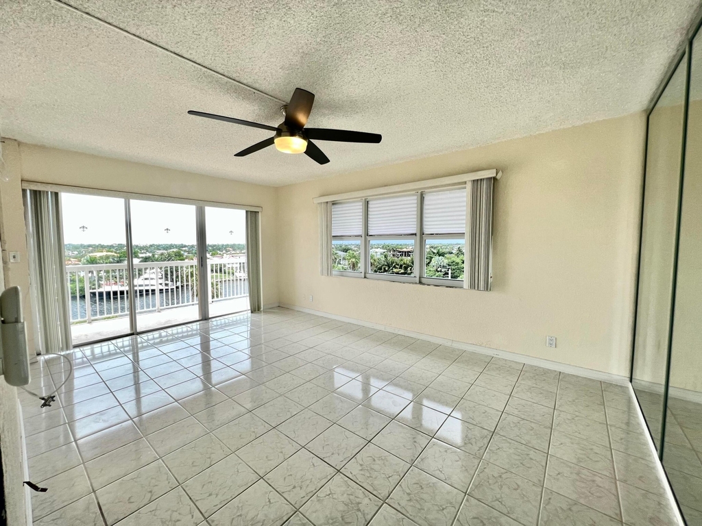 1069 Hillsboro Mile - Photo 4