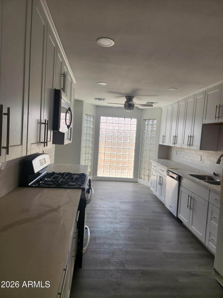 9025 N 14th Drive - Photo 5