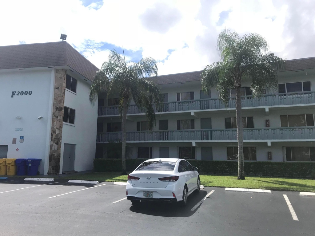2000 Springdale Boulevard - Photo 11