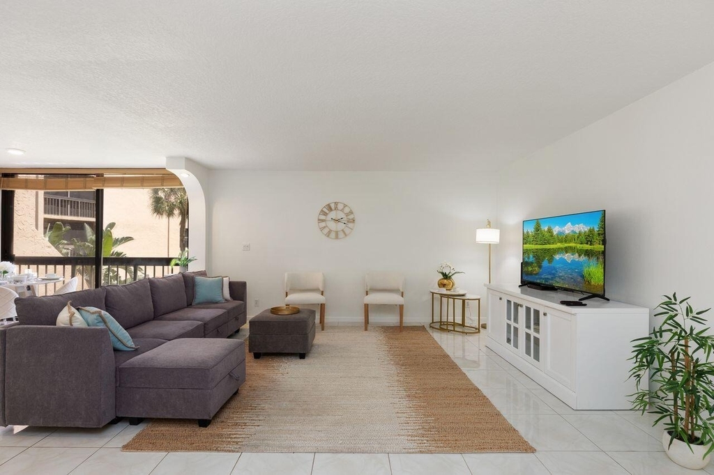 2455 Lindell Boulevard - Photo 5