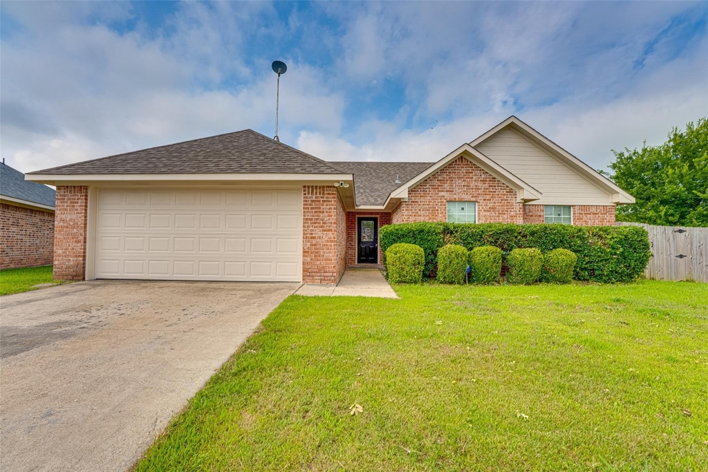 2206 Kaitlyn Circle - Photo 0