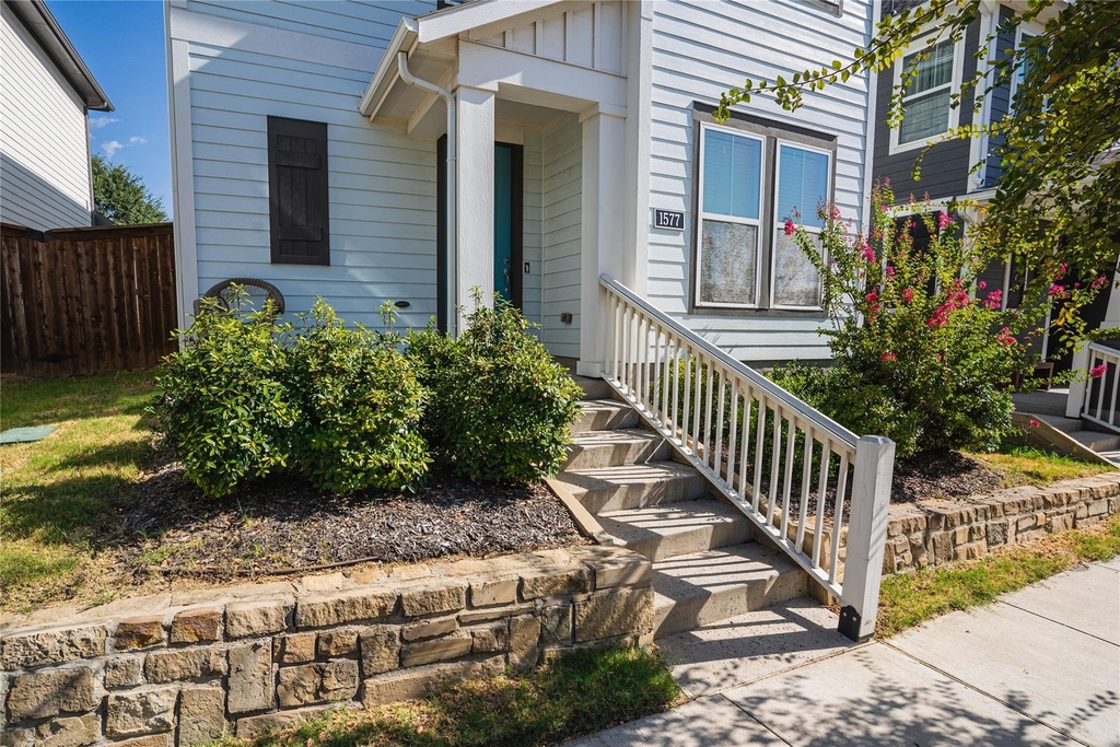 1577 Jackson Street - Photo 2