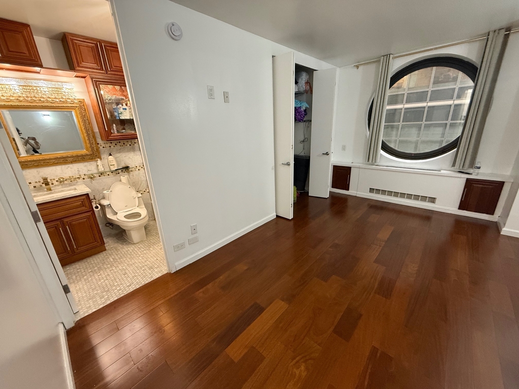 West 61st Street - Photo 9