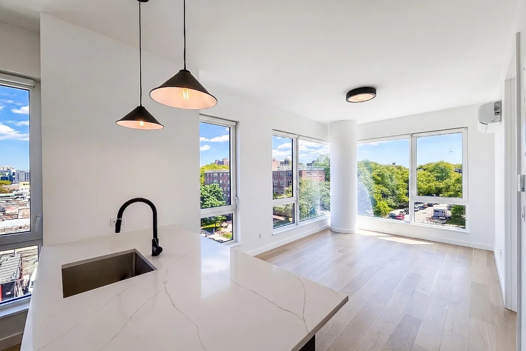 35th Avenue - Photo 4