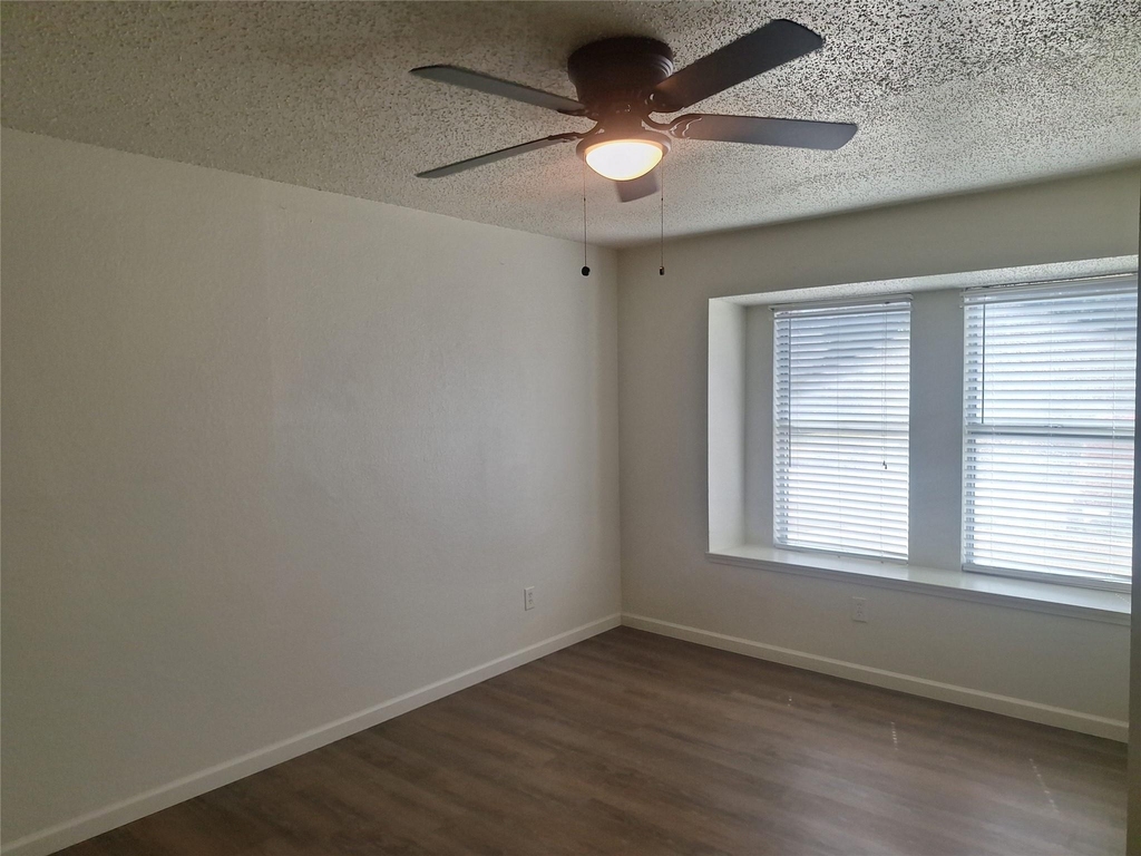 3946 Queens Court - Photo 9