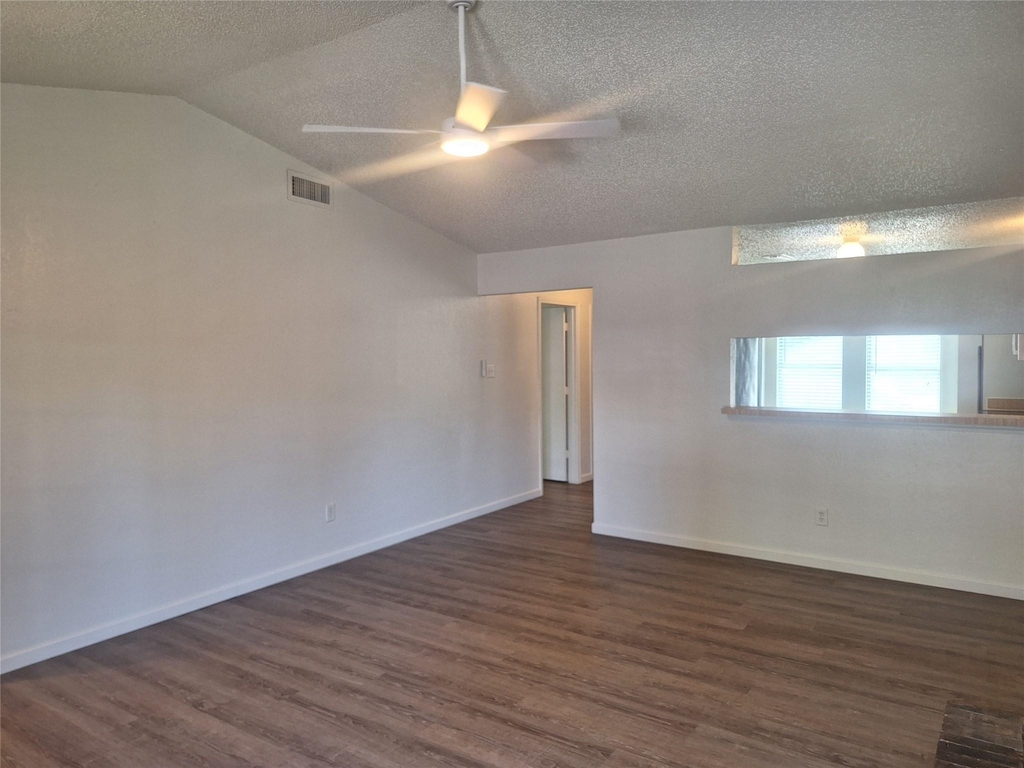 3946 Queens Court - Photo 6