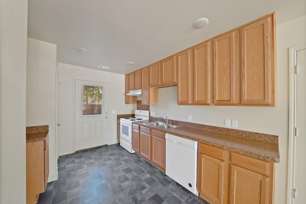 1415 E Jefferson Avenue - Photo 8