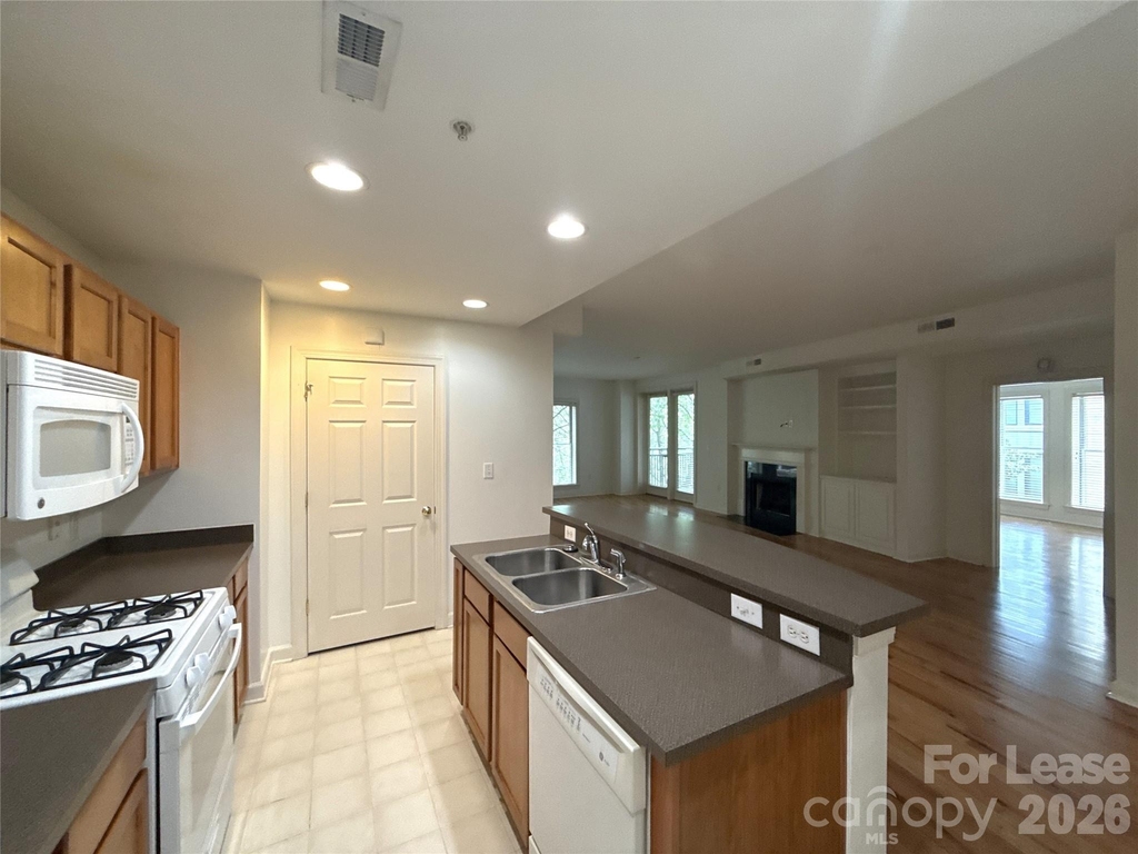 718 W Trade Street - Photo 4