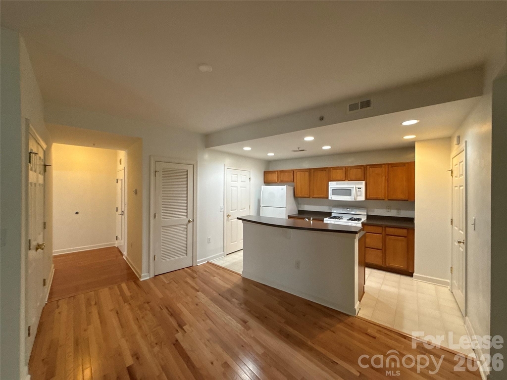 718 W Trade Street - Photo 4