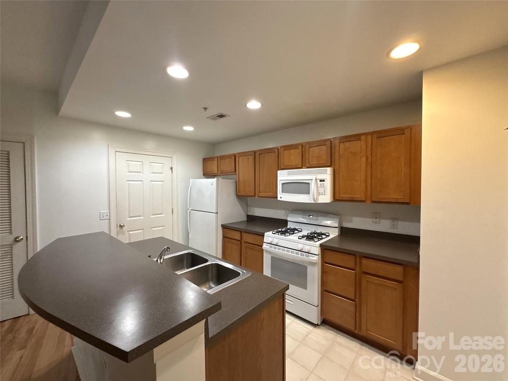 718 W Trade Street - Photo 3