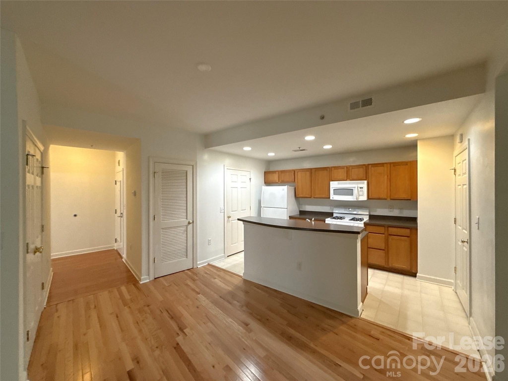 718 W Trade Street - Photo 5