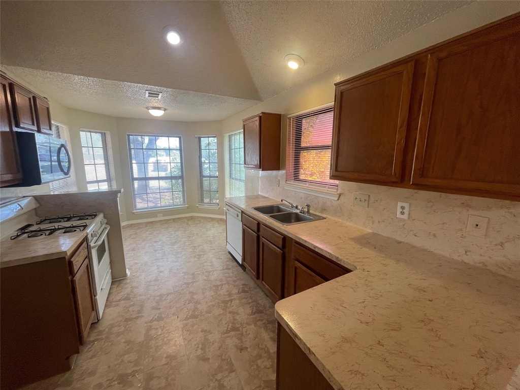 1319 Glencliff Court - Photo 4
