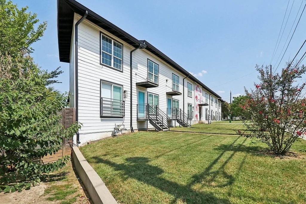321 E 8th Street - Photo 0