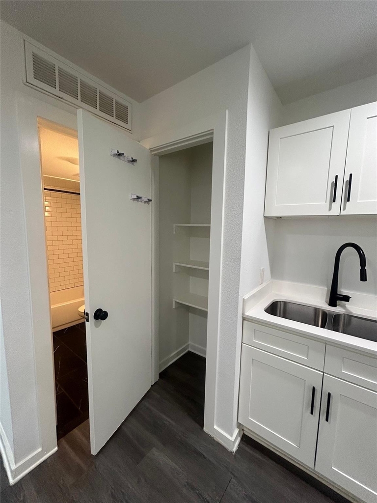 321 E 8th Street - Photo 4