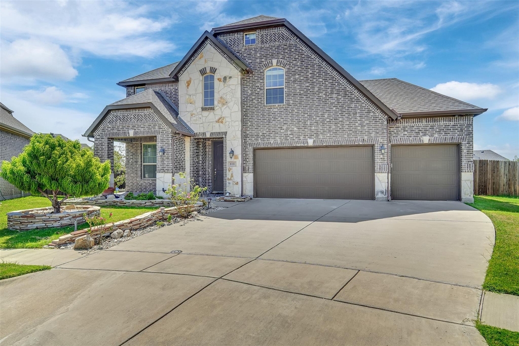 810 Acadia Court - Photo 0