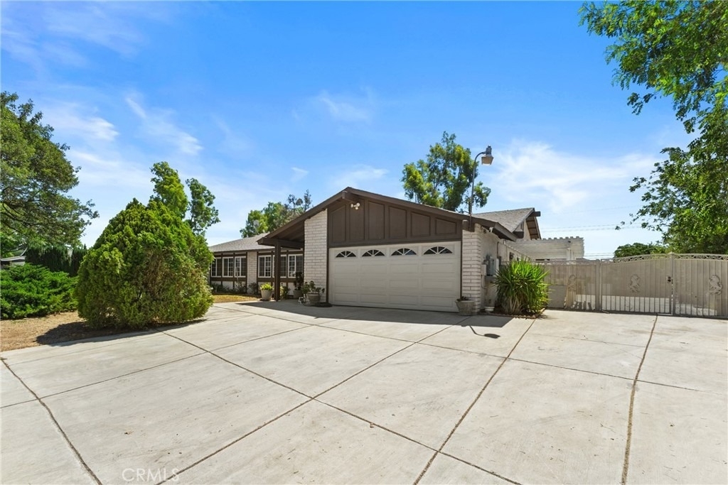 8557 Saddle Creek Drive - Photo 2