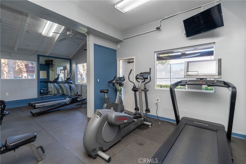 1040 W Macarthur Boulevard - Photo 5