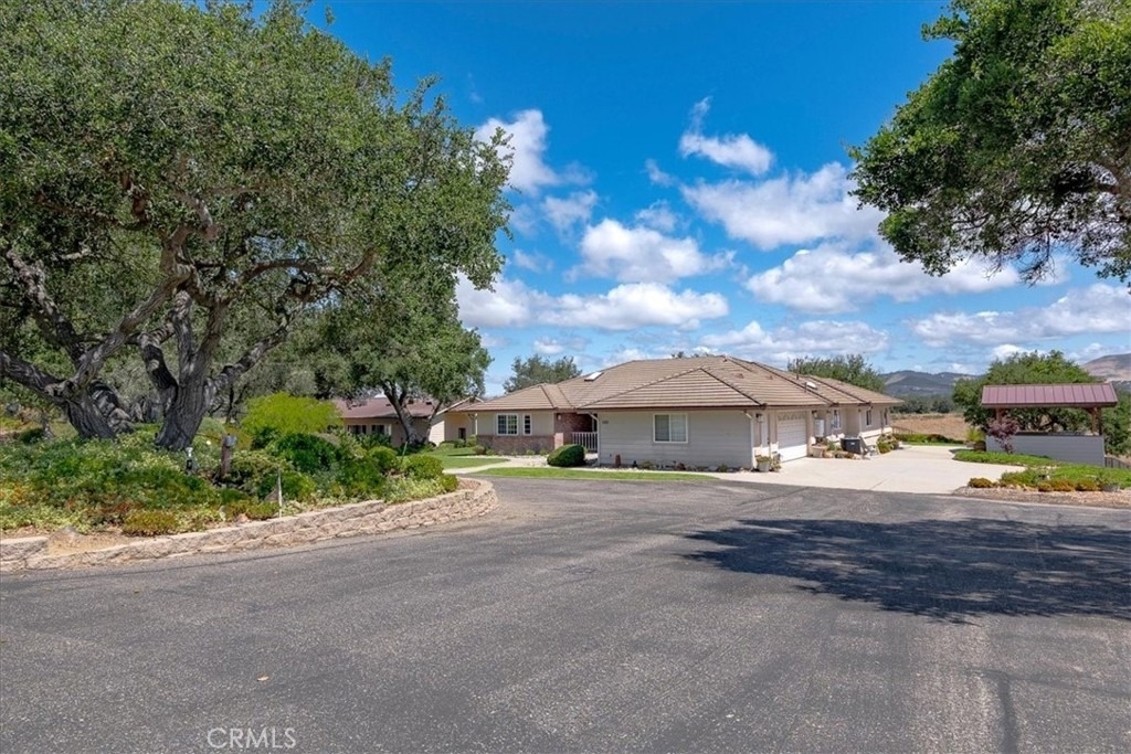 688 Willow Road - Photo 1