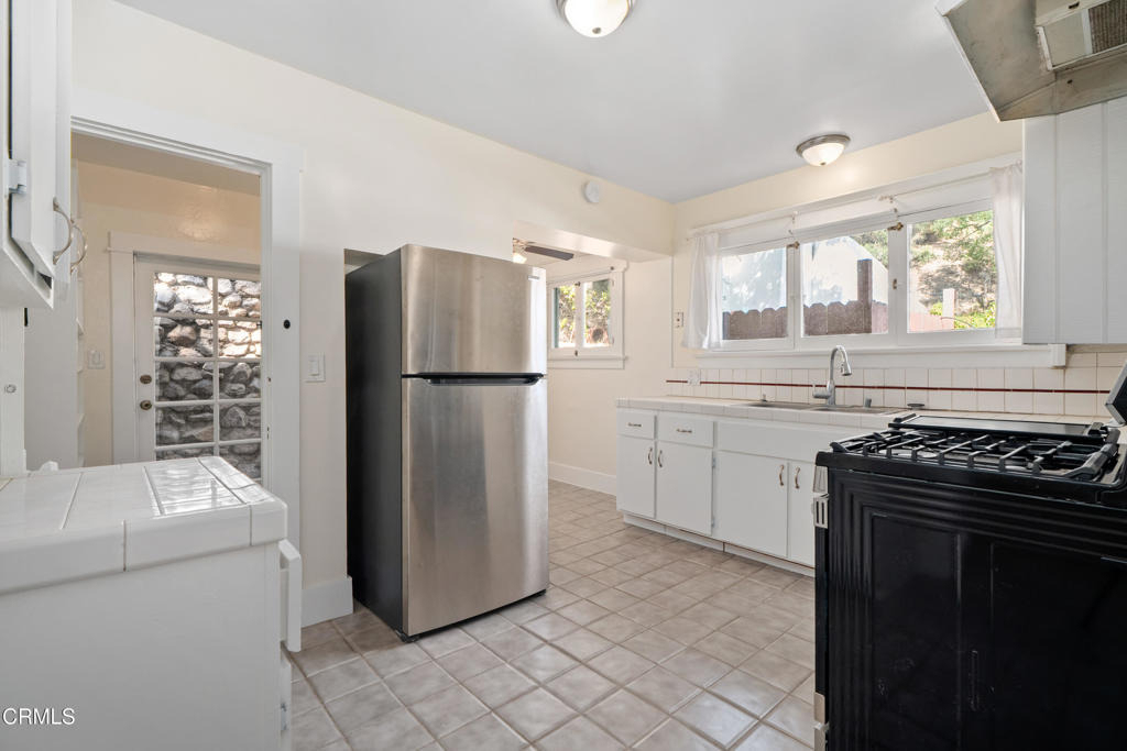 2024 Laurel Canyon Boulevard - Photo 3