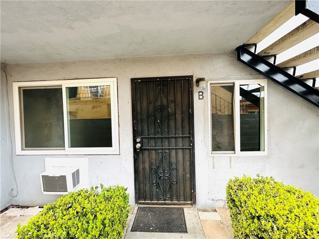 857 N Vineyard - Photo 0