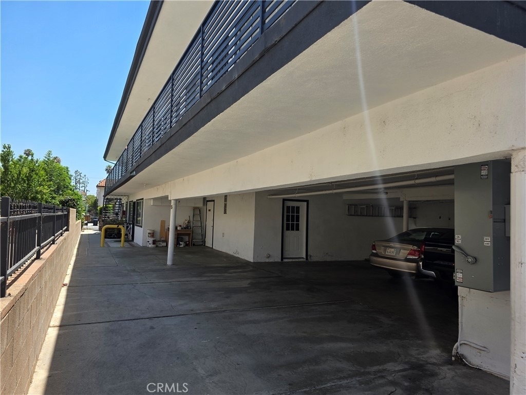 1035 Western - Photo 4