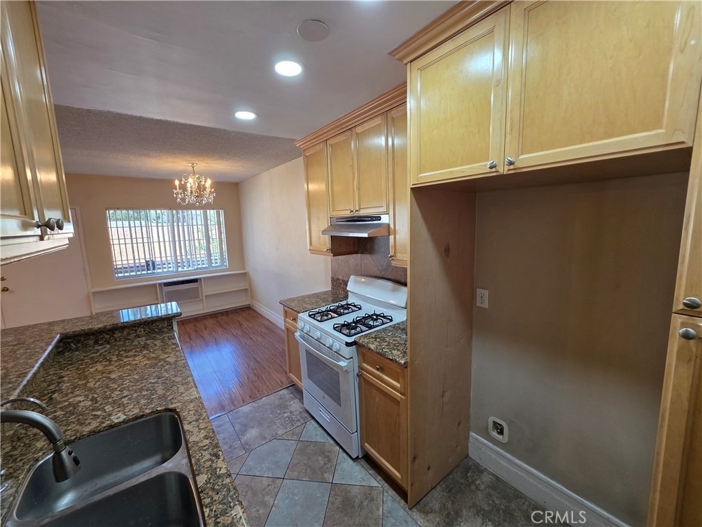 1035 Western - Photo 15
