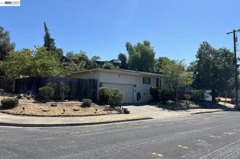 632 Shaddick - Photo 0