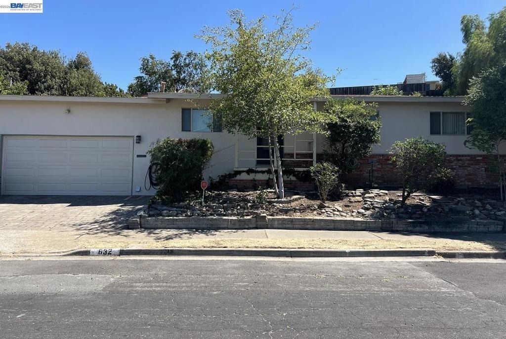 632 Shaddick - Photo 1