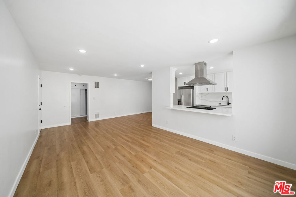 1039 N Harper Avenue - Photo 1