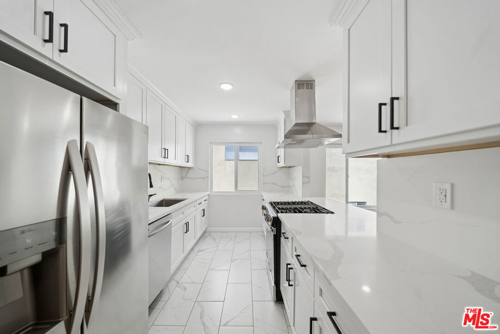 1039 N Harper Avenue - Photo 2