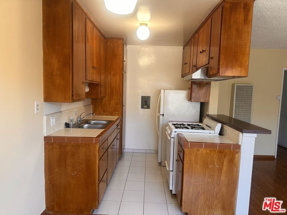 12300 Pacific Avenue - Photo 3