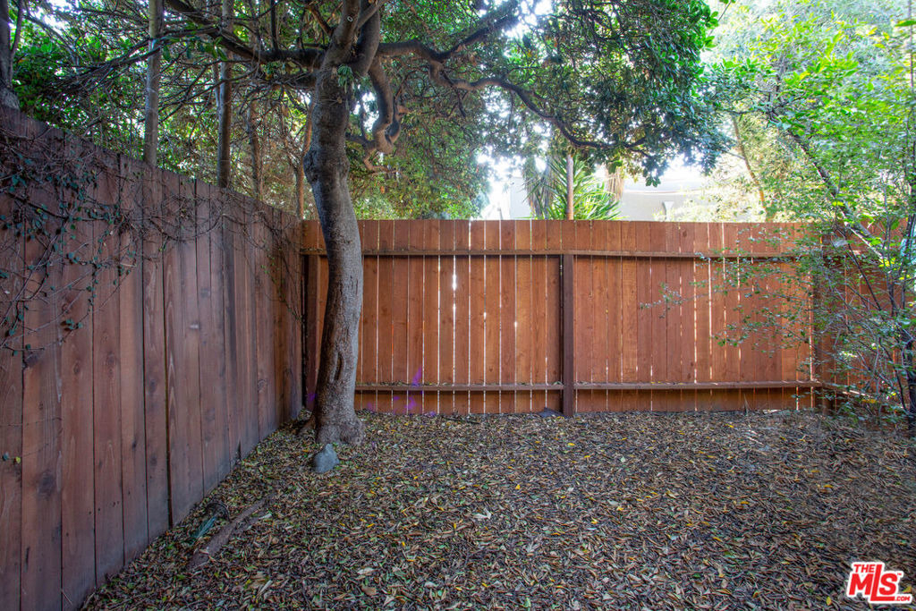 748 N Citrus Avenue - Photo 15