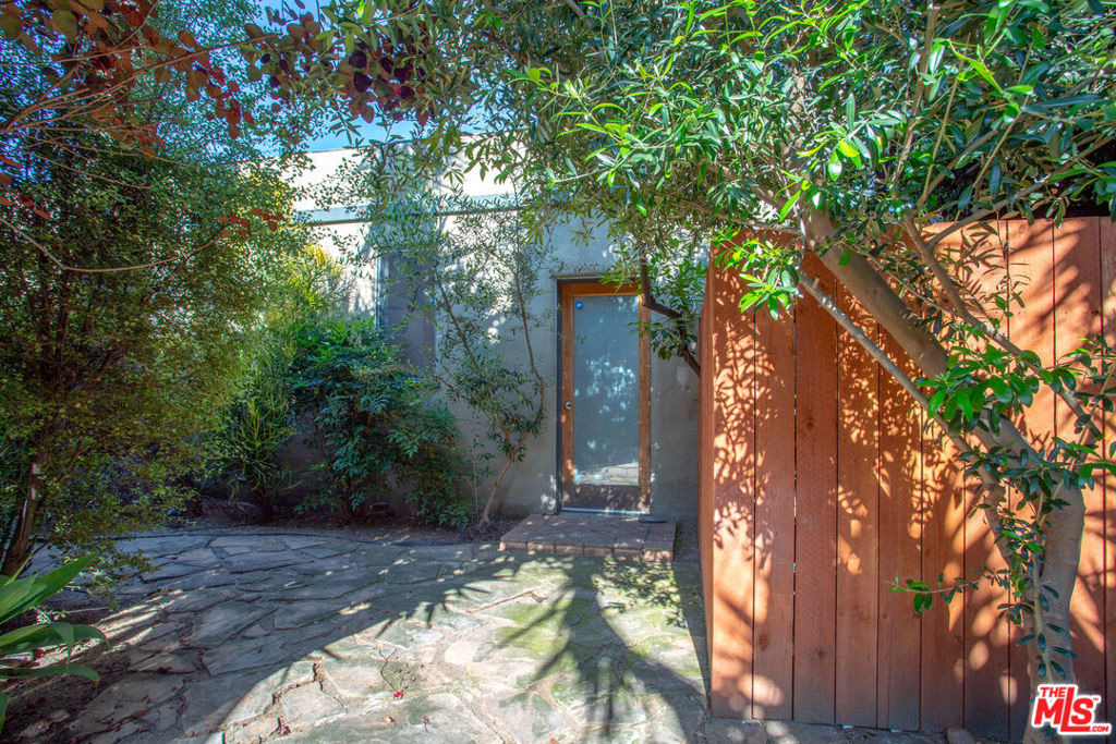 748 N Citrus Avenue - Photo 16