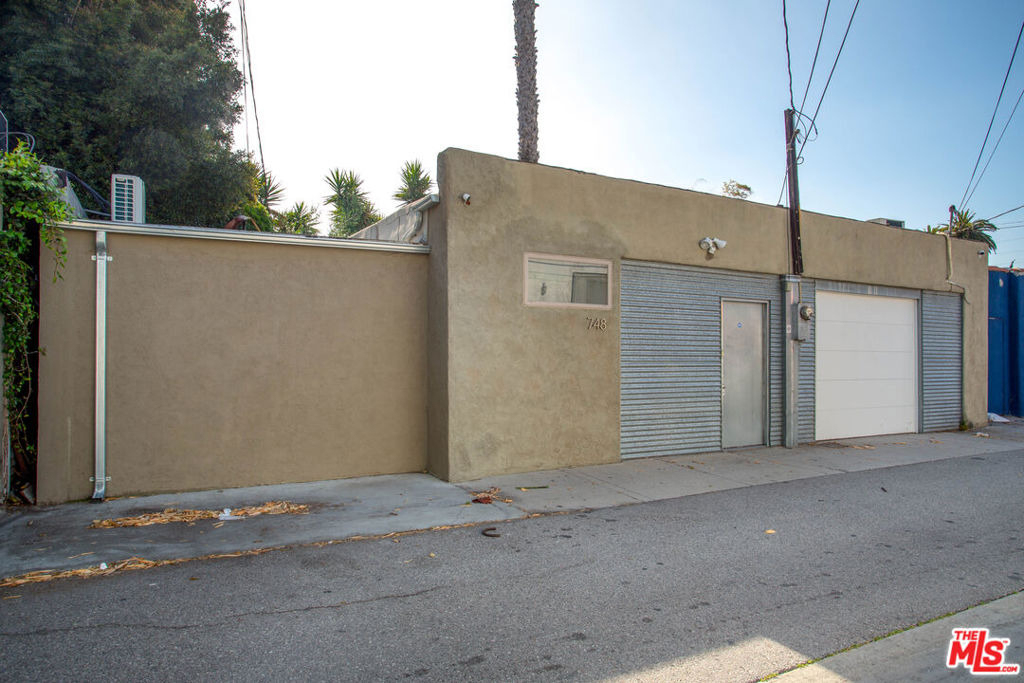 748 N Citrus Avenue - Photo 1