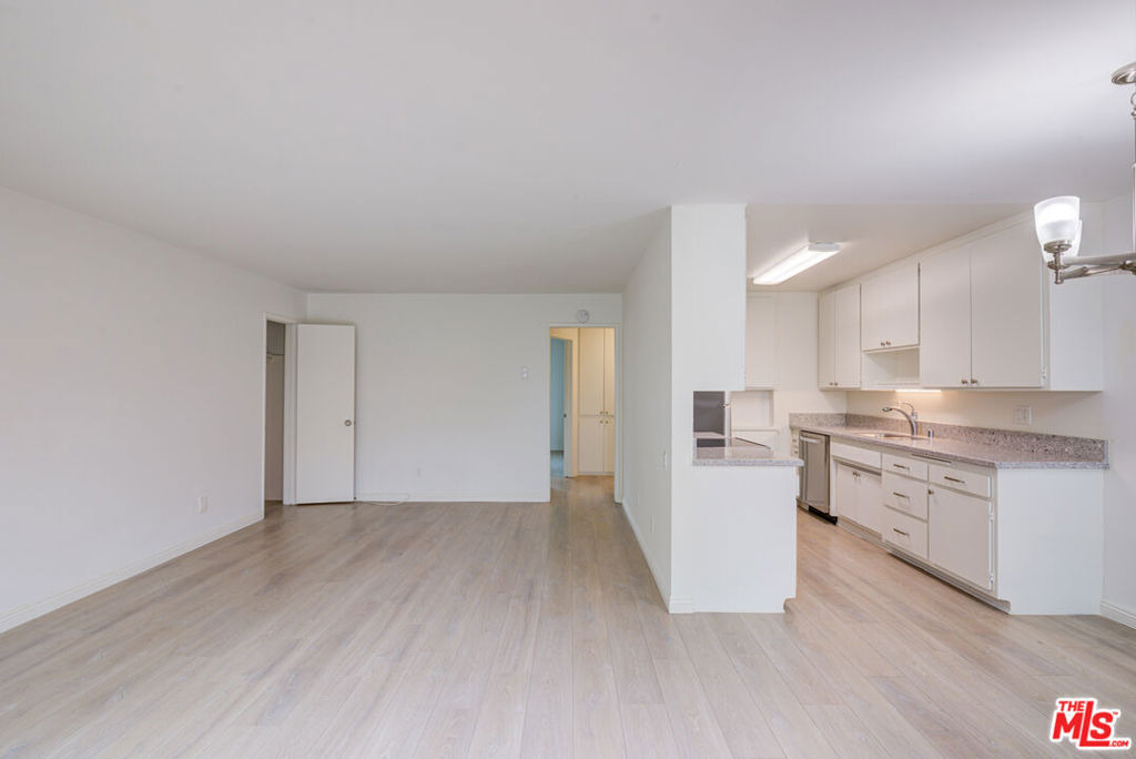 2020 Graham Avenue - Photo 5